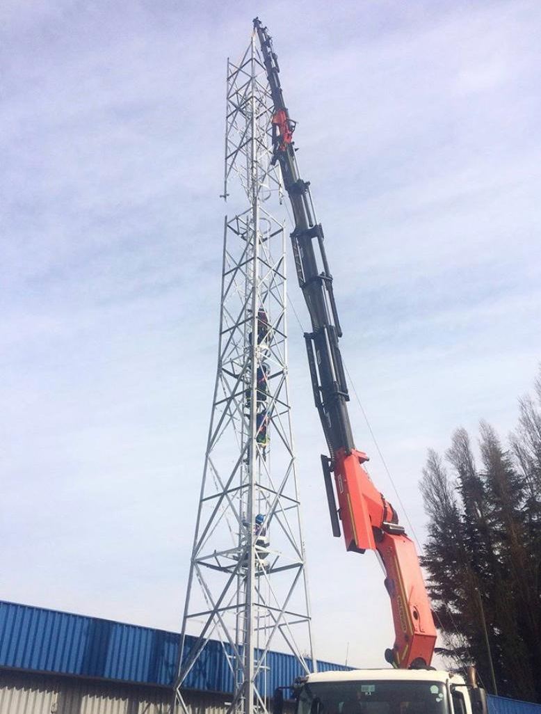 Montaje de torre de telecomunicaciones